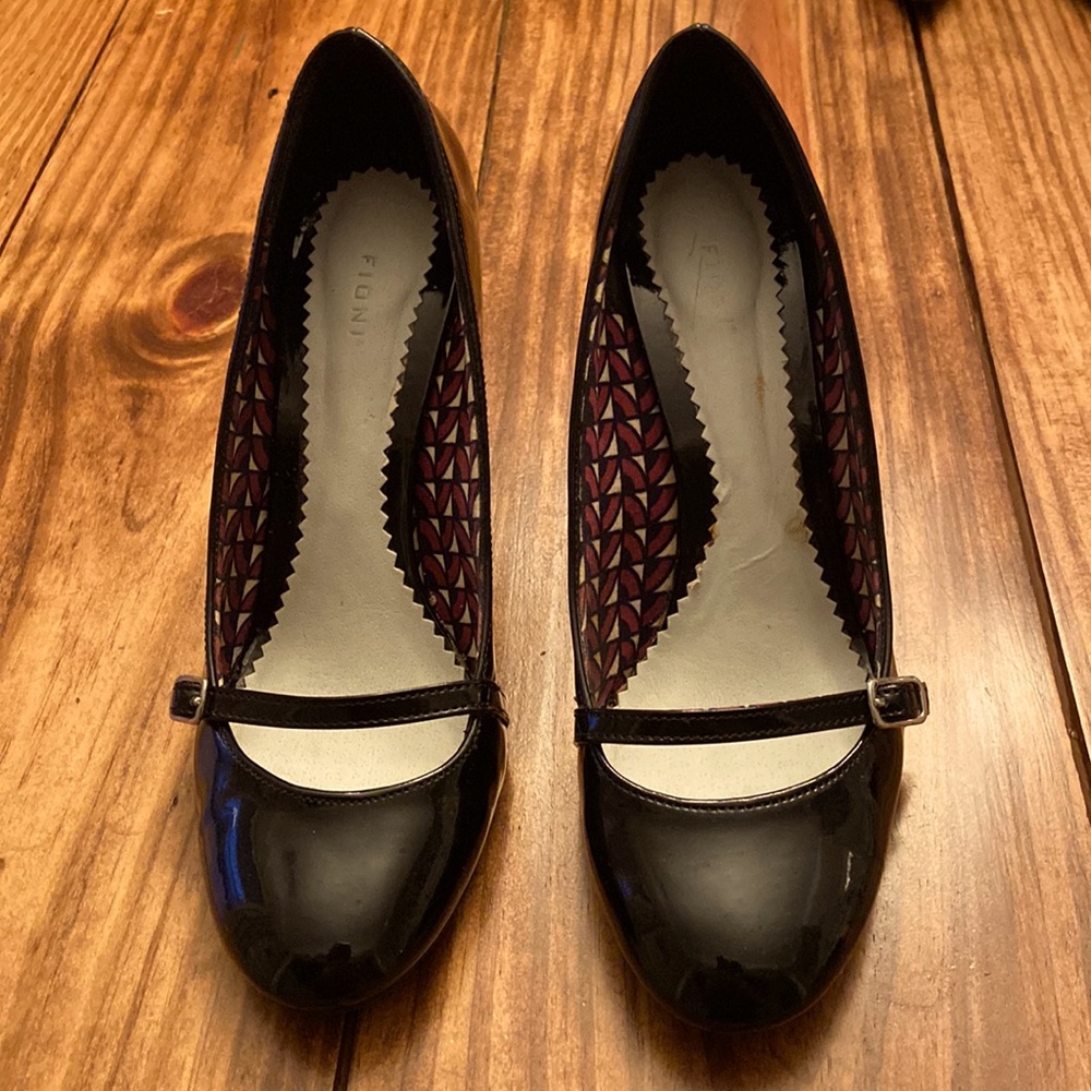 Black patent Mary Jane heel